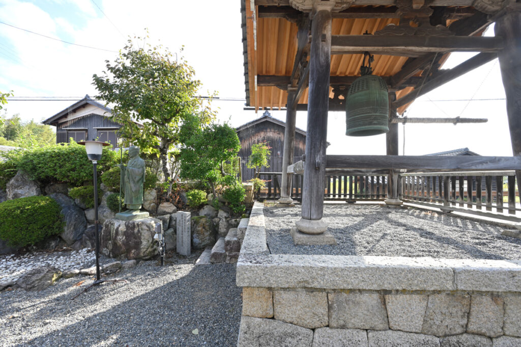 法泉寺の庭と梵鐘